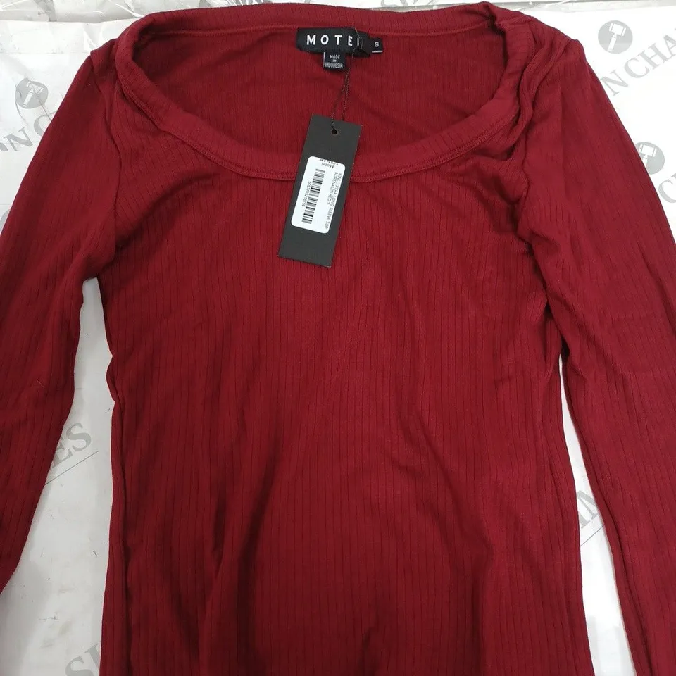 MOTEL BINLO EXTRA LONG SLEEVE TOP IN ADRENALIN RED SIZE S