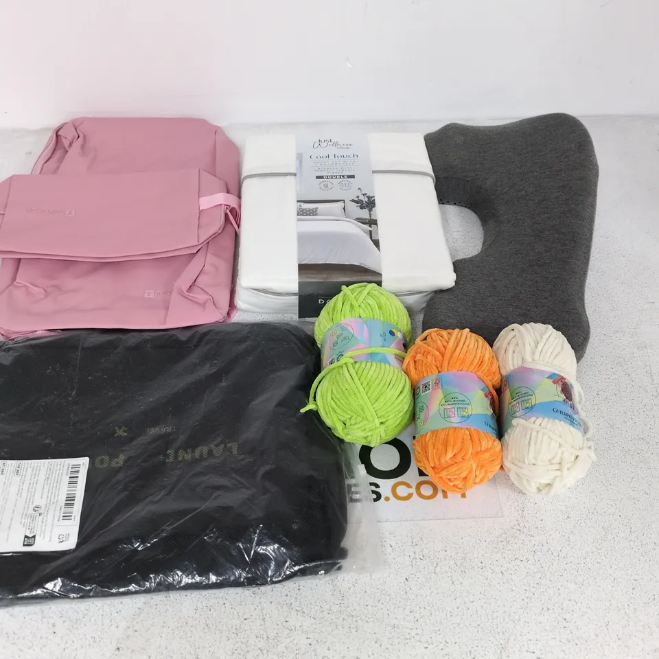LOT OF APPROXIMATRELY 20 ASSORTED HOME FABRIC ITEMS TO INCLUDE BACKPACK, BEDDING AND YARN