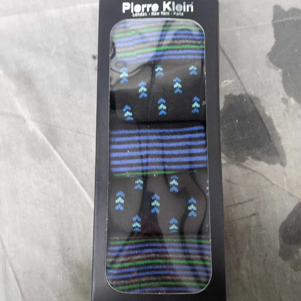 BOX OF APPROXIMATELY 25 ASSORTED CLOTHING ITEMS TO INCLUDE: 2X PACKS OF SOCKS