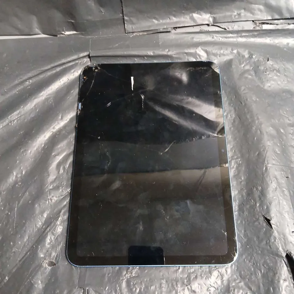APPLE IPAD A2757 – BLUE ALUMINIUM BACK, CRACKED FRONT DISPLAY