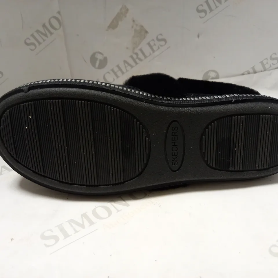 SKECHERS COZY SLIPPER BLACK - SIZE 6