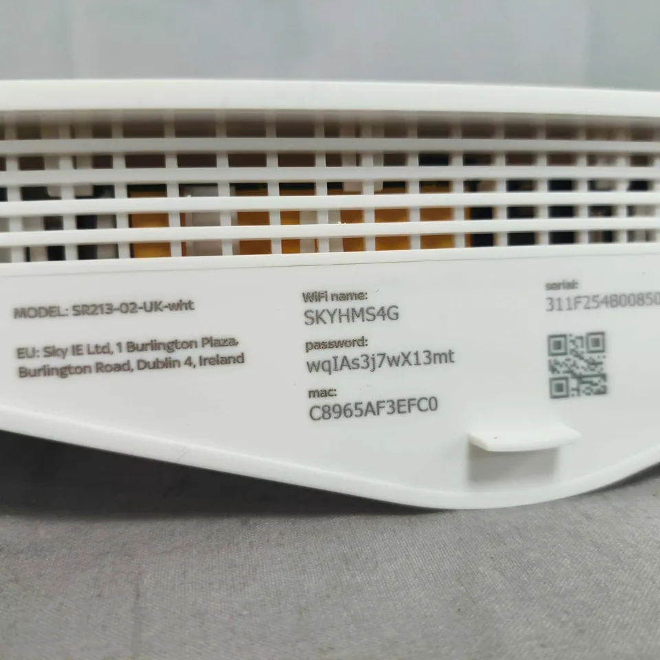 SKY SR213-02-UK WHITE WIFI ROUTER