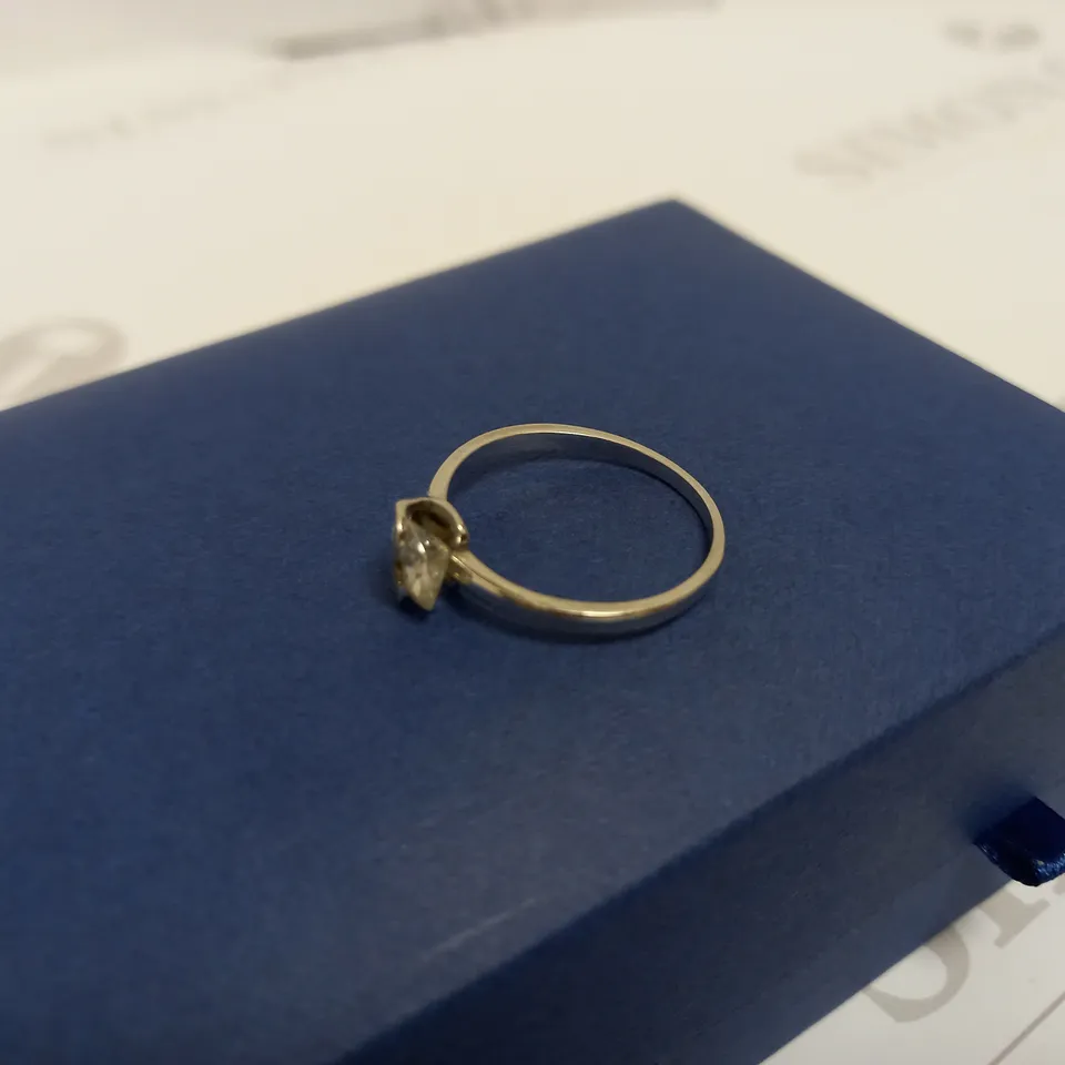 MOISSANITE 9CT WHITE GOLD 1CT SOLITAIRE RING WITH HEART DETAIL BAND SIZE Q RRP £399