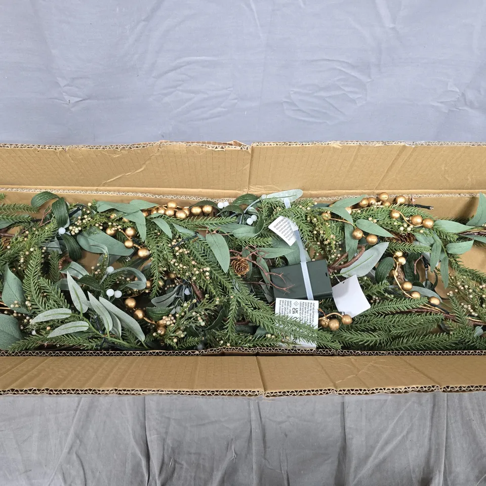 BOXED MISTLETOE AND GOLD PRE LIT BERRY CHRISTMAS GARLAND - 9FT