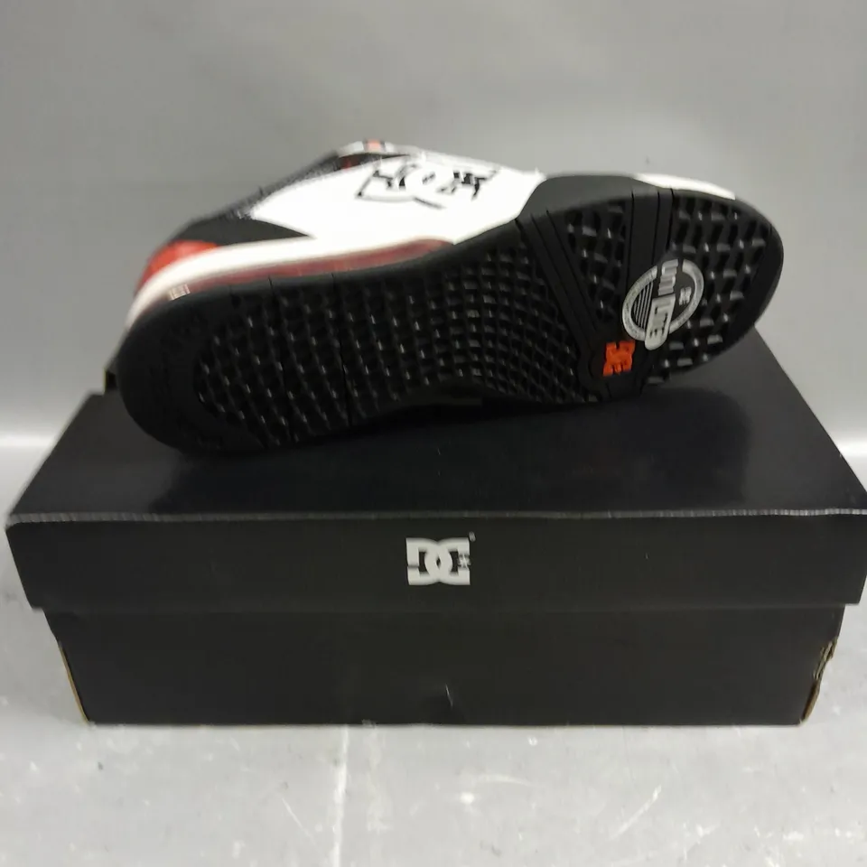 BOXED PAIR OF DC MENS VERSATILE TRAINERS - 8.5