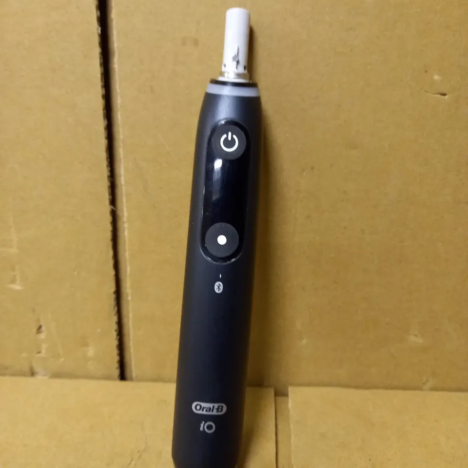 ORAL-B IO SERIES 8 TOOTHBRUSH