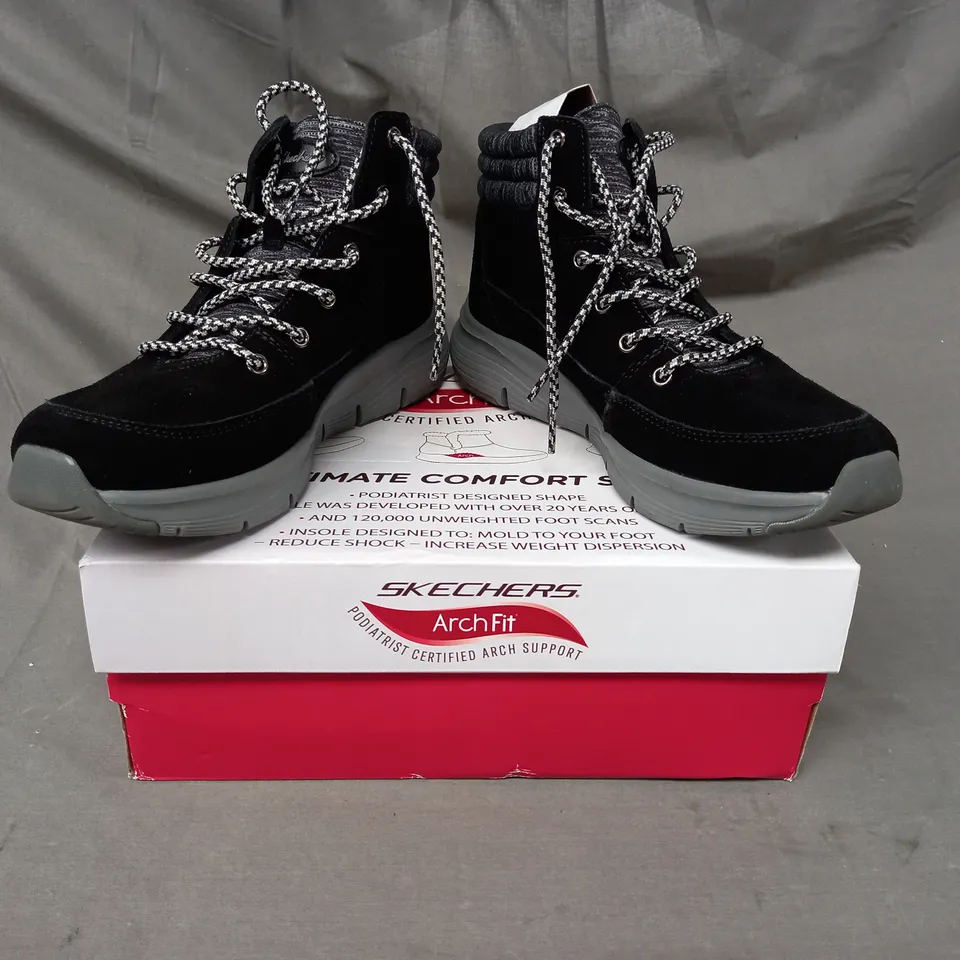 BOXED PAIR OF SKECHERS SMOOTH LACE BOOTS IN BLACK SIZE 6