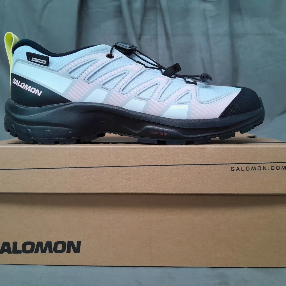 BOXED PAIR OF SALOMON XA PRO V8 CSWP J SHOES IN ARCTIC ICE/BLACK/WHITE UK SIZE 3.5