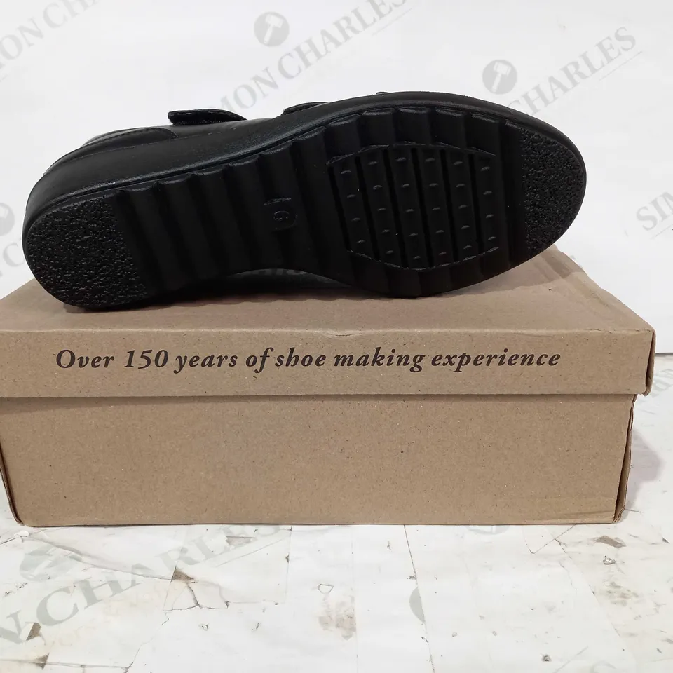 BOXED PAIR OF CUSHION-WALK SHOES IN BLACK UK SIZE 6