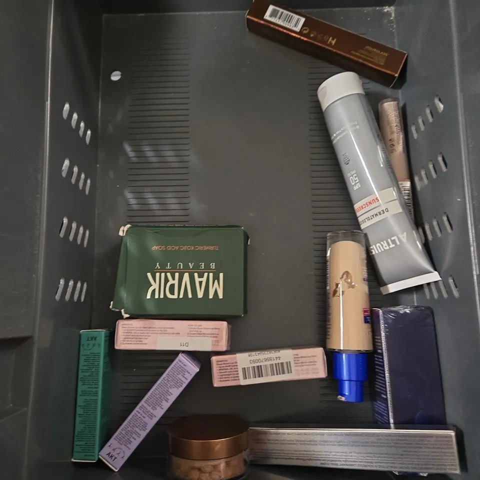 APPROXIMATEY 20 ASSORTED HEALTH AND BEAUTY PRODUCTS TO INCLUDE - DERMATICA DARK SPOT CORRECTING CREAM - SUMMER FRIDAYS GEL CREAM - THE ORDINARY EXFOLIATING TONER - ETC