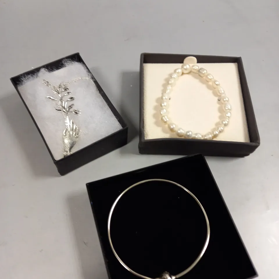 BOX OF APPROXIMATELY 20 ASSORTED ITEMS TO INCLUDE BRACELETS, EARRINGS, NECKLACE ETC