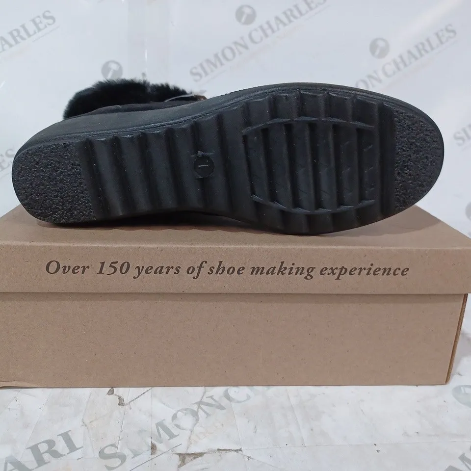 BOXED PAIR OF CUSHION-WALK FAUX FUR LINED ANKLE BOOTS IN BROWN SIZE 7