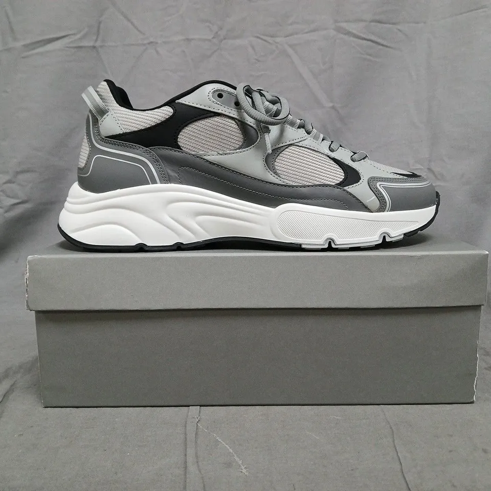 BOXED PAIR OF CLEENS PULSE RUNNER TRAINERS IN MOON GREY SIZE UK 10.5