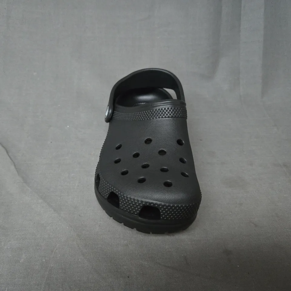 CROCS CLASSIC CLOG K IN BLACK - UK J2