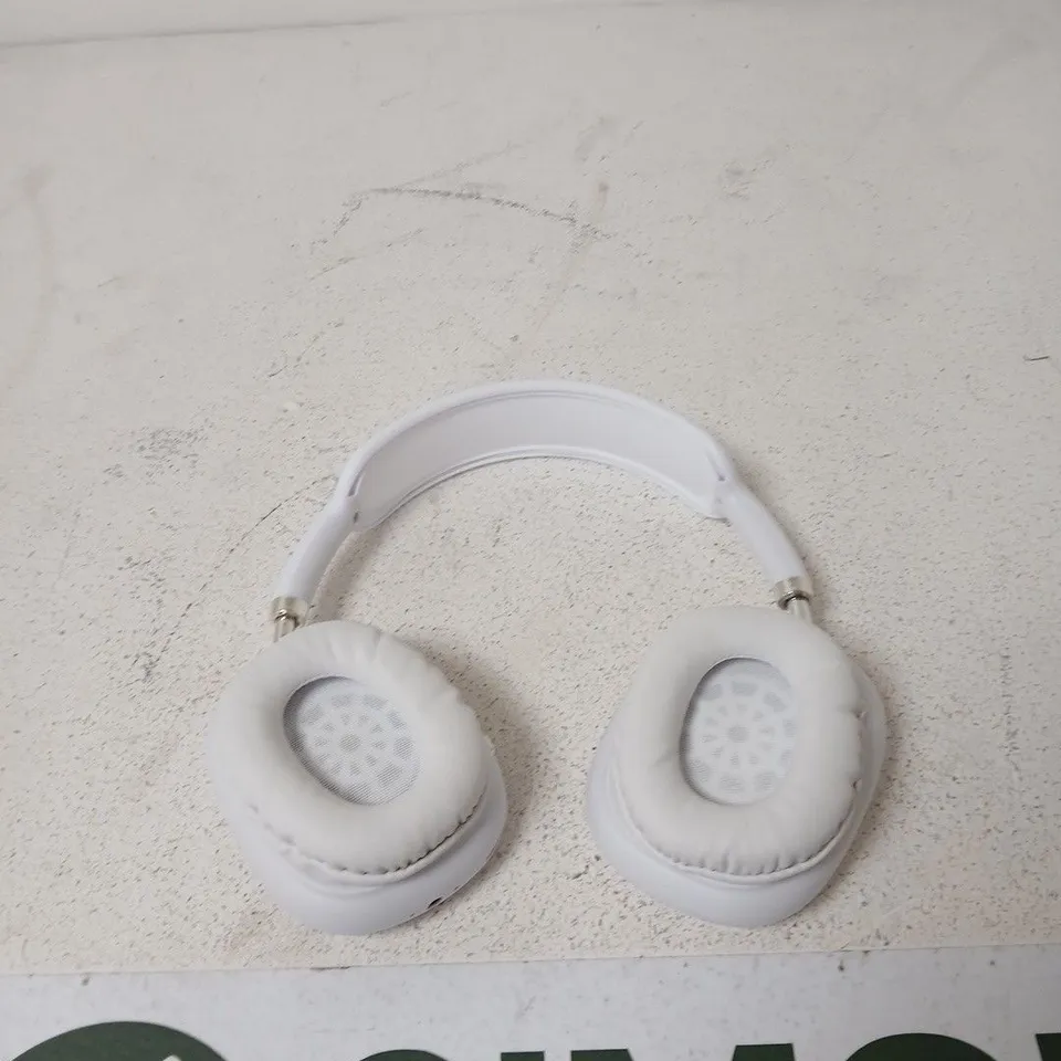 MZ WHITE OVER-EAR HEADPHONES MZ-09