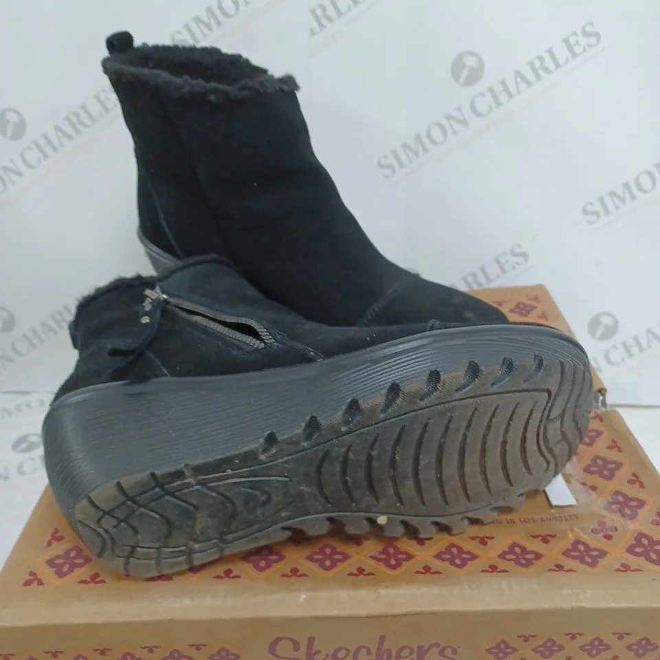 BOXED PAIR OF SKECHERS BLACK ZIP UP BLACK BOOTS SIZE 6