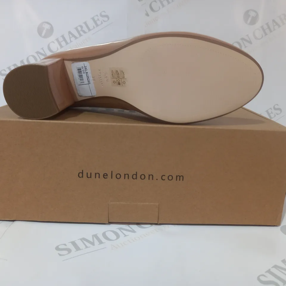 BOXED PAIR OF DUNE LONDON 345 BORDER FLEXY COMFORT BLOCK HEEL COURT SHOES IN NUDE SIZE 6