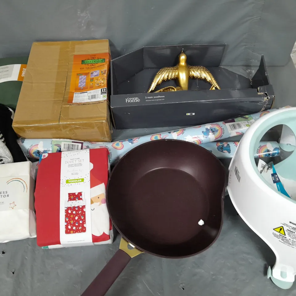 BOX OF APPROXIMATELY 10 ASSORTED BEDDING AND SOFT FURNISHING ITEMS TO INCLUDE - DUVET SET, WRAPPINGPAPER, AND ANGELCARE BATHSEAT ETC. 