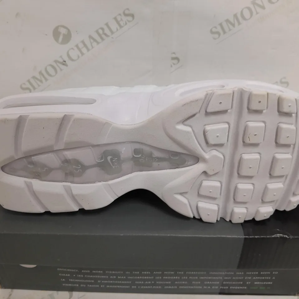 BOXED PAIR OF NIKE AIR MAX TT TRAINERS IN WHITE - SIZE 9