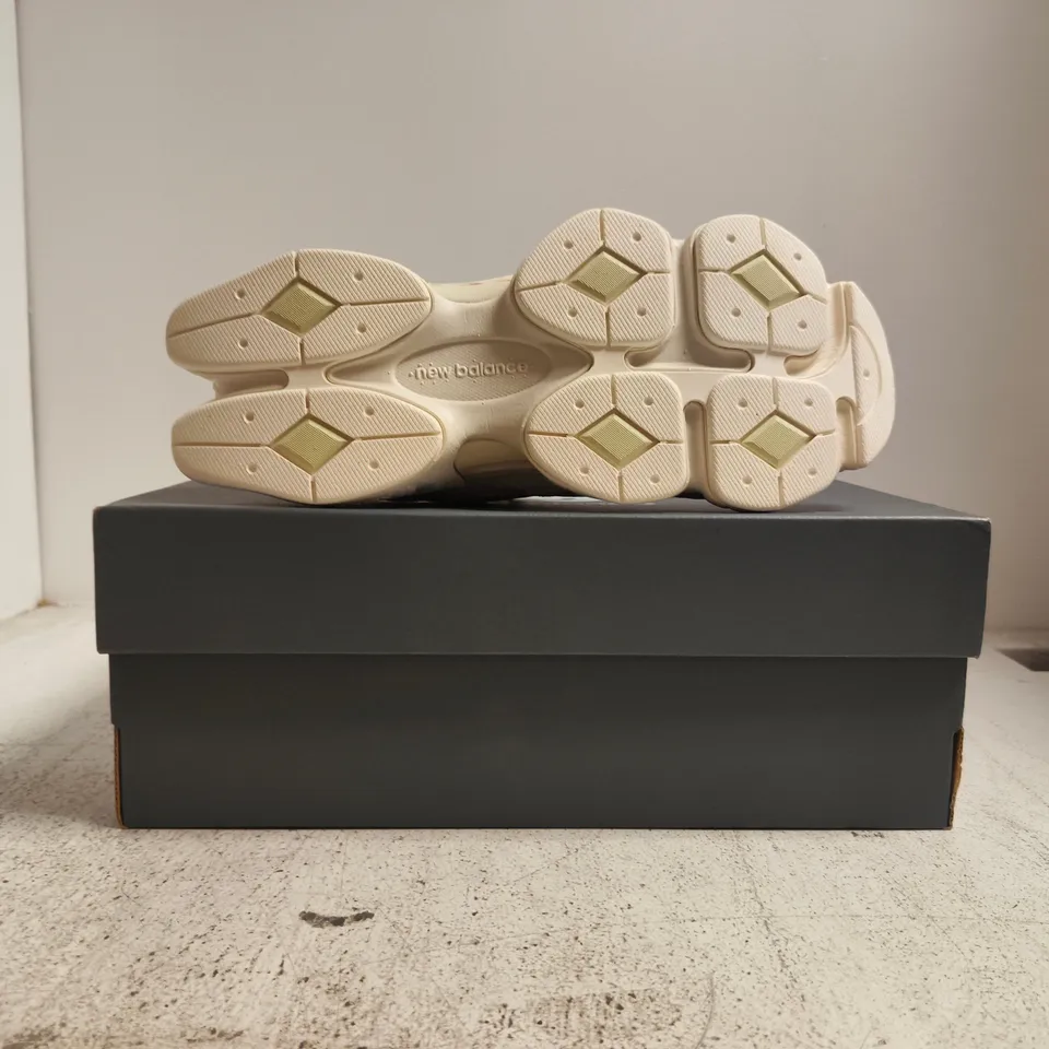 BOXED PAIR OF NEW BALANCE TRAINERS IN SAIL/CREAM SIZE UK 8