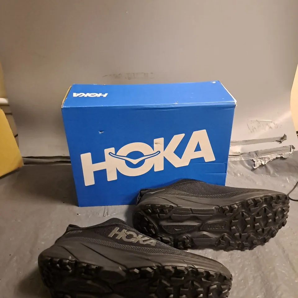 BOXED PAIR OF HOKA M CHALLENGER ATR 7 GTX BLACK 11.5 