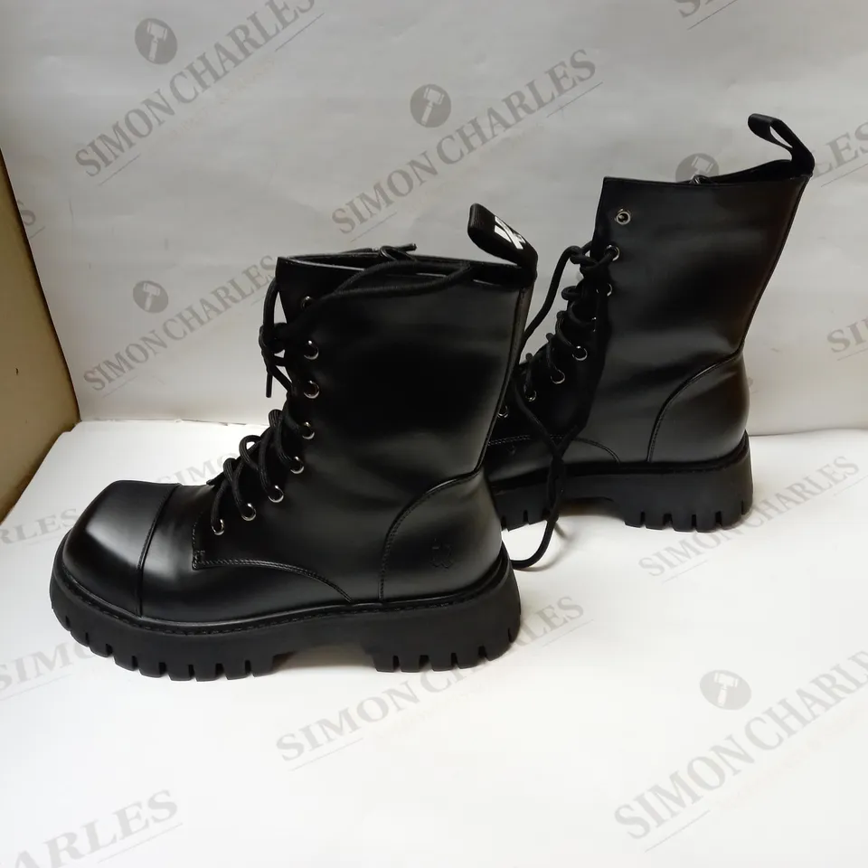 DESIGNER KOI BLACK SQURE TOE LACE UP BOOTS SIZE 5