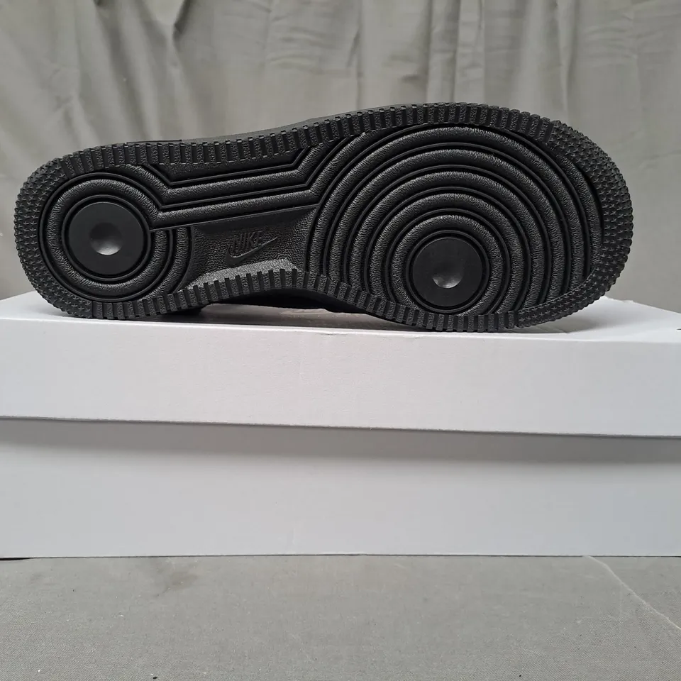 BOXED PAIR OF NIKE AIR FORCE 1 '07 SHOES IN BLACK UK SIZE 6