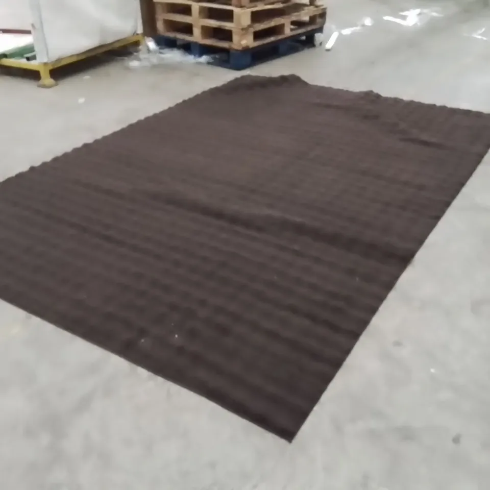 QUALITY DESIGNER AREA RUG - APPROXIMATELY 290X210CM