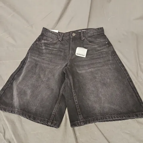 BERSHKA BAGGY JEAN SHORTS IN BLACK WASH SIZE 30"