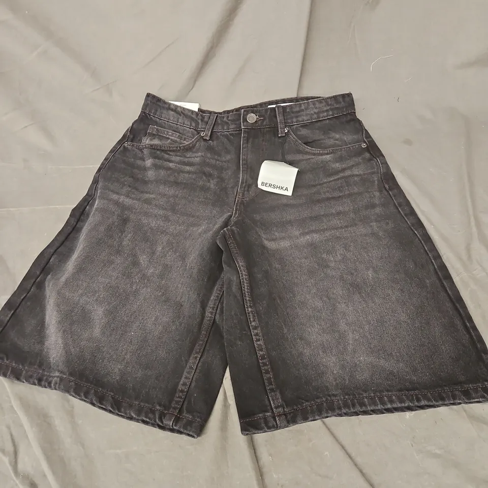 BERSHKA BAGGY JEAN SHORTS IN BLACK WASH SIZE 30"