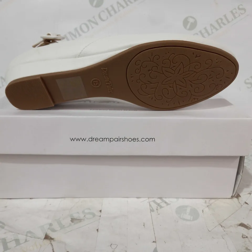 BOXED PAIR OF DREAM PARIS REVONA CLOSED TOE FLATS IN WHITE SIZE 7.5