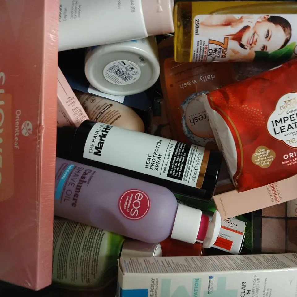 APPROXIMATELY 20 ASSORTED COSMETIC ITEMS TO INCLUDE HOUSE OF COLOUR, HNB COSMETICS, ETC - COLLECTION ONLY