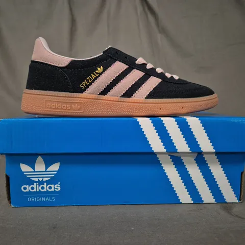 BOXED PAIR OF ADIDAS HANDBALL SPEZIAL SHOES IN BLACK/PINK UK SIZE 5