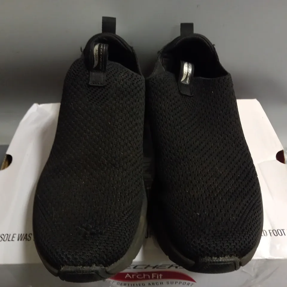 SKECHERS ARCH FIT TRAINERS IN BLACK - SIZE 6
