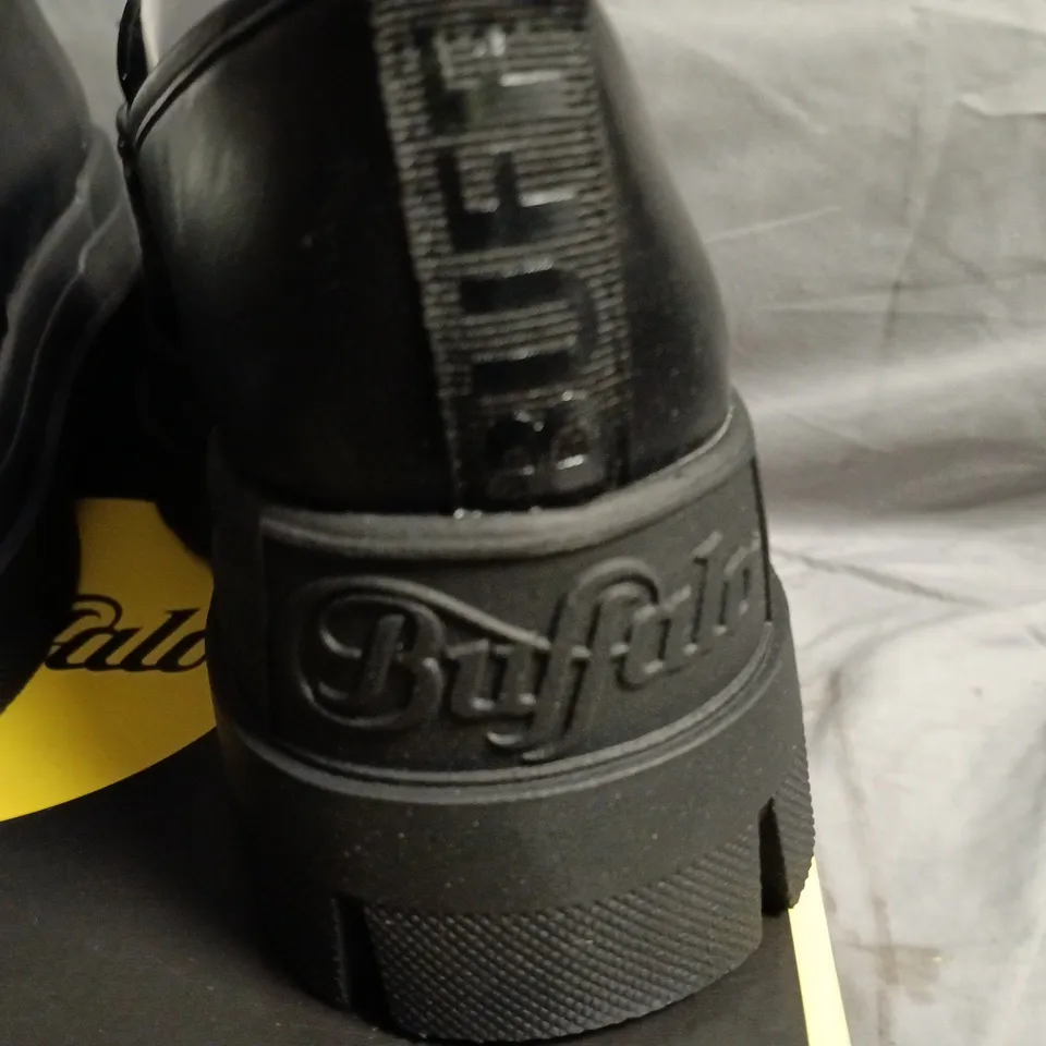 BUFFALO LONDON BLACK LEATHER LOAFERS WITH CHAIN DETAIL IN BLACK – UK 5 (EU 38)