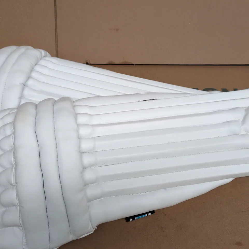 GUNN & MOORE DIAMOND 400 BATTING PADS - ADULT