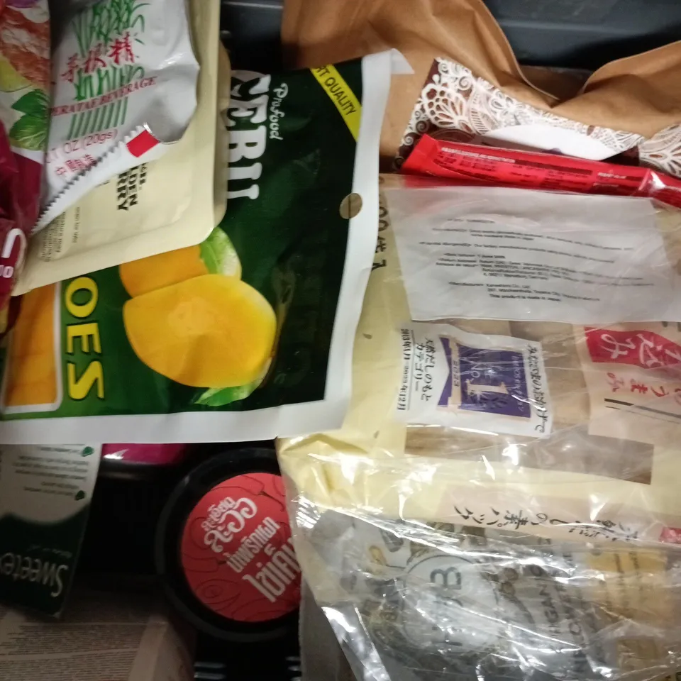 APPROXIMATELY 15 ASSORTED FOOD AND DRINK ITEMS TO INCLUDE SEAWEED, SHRIMP FLAVOURED CRACKER, CORN SOUP, ETC