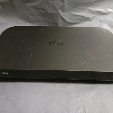 BOXED SKY Q BOX ES340D8