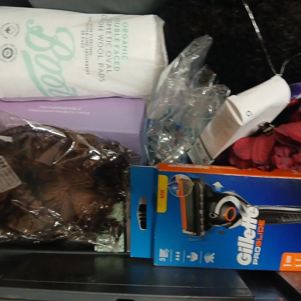 APPROXIMATELY 12 ASSORTED HEALTH & BEAUTY PRODUCTS TO INCLUDE GILLETTE POWERGLIDE, LADY SHAVER, THE ORDINARY AZELAIC ACID SUSPENSION, ETC - COLLECTION ONLY