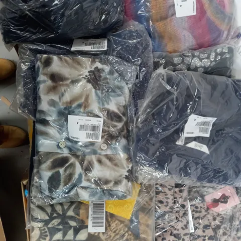 LOT OF ASSORTED CLOTHING TO INCLUDE- PEBBLE SHIRT-BLUE HOODIE,SPACE DYE JUMPER
