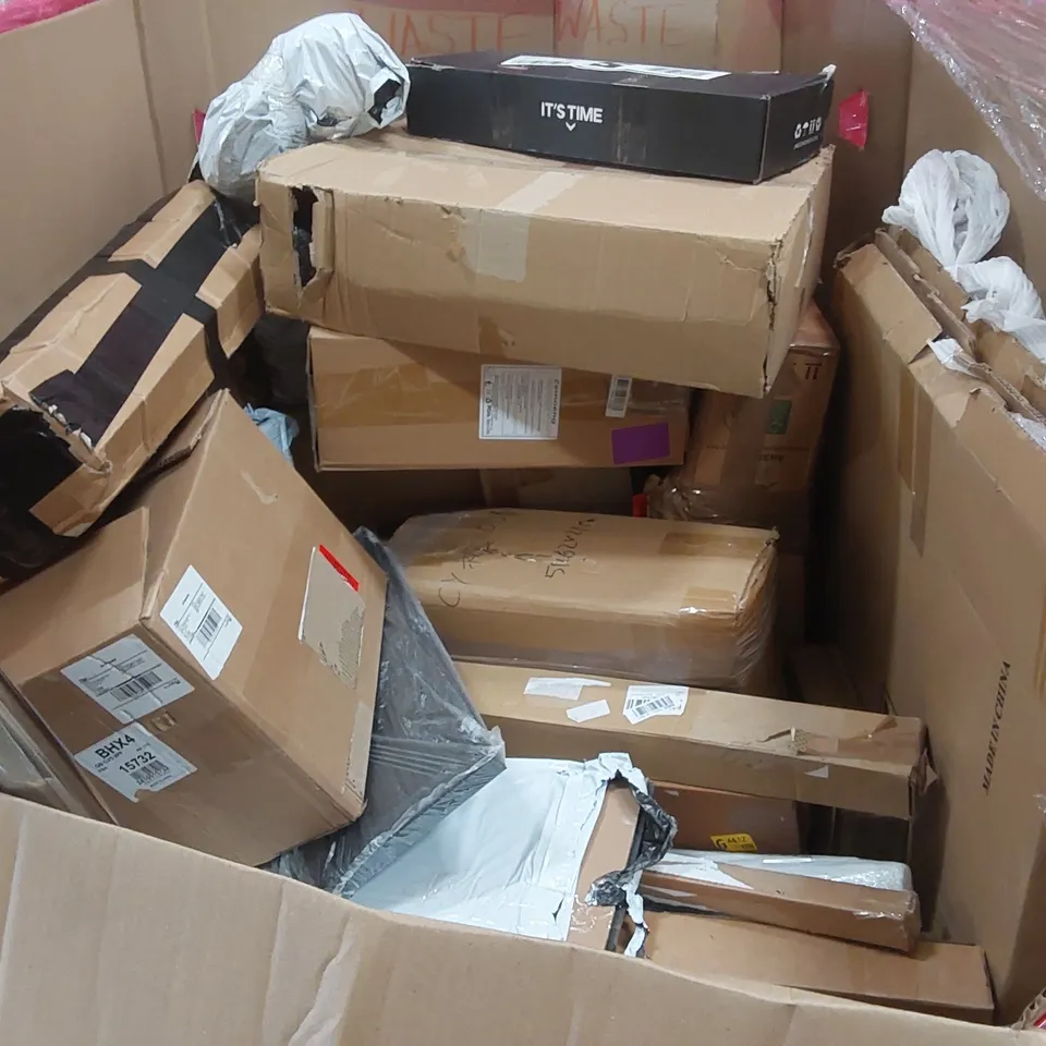 PALLET OF ASSORTED ITEMS INCLUDING: COOKER HOOD, RETRACTABLE SAFETY GATES, RUGS, WALL RICHE ECT