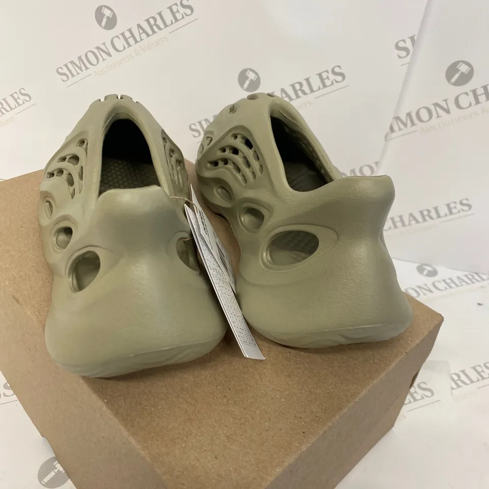 BOXED PAIR OF ADIDAS YZY FOAM RNR SHOES SIZE 10