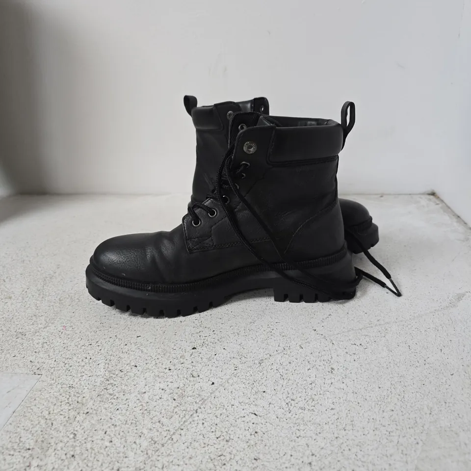 LEVI'S BLACK LEATHER BOOTS - SIZE 5