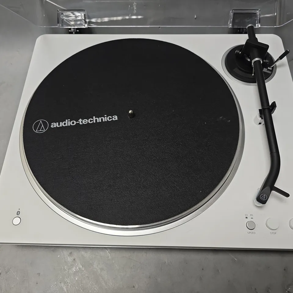 AUDIO TECHNICA LP70XBT TURNTABLE IN WHITE 