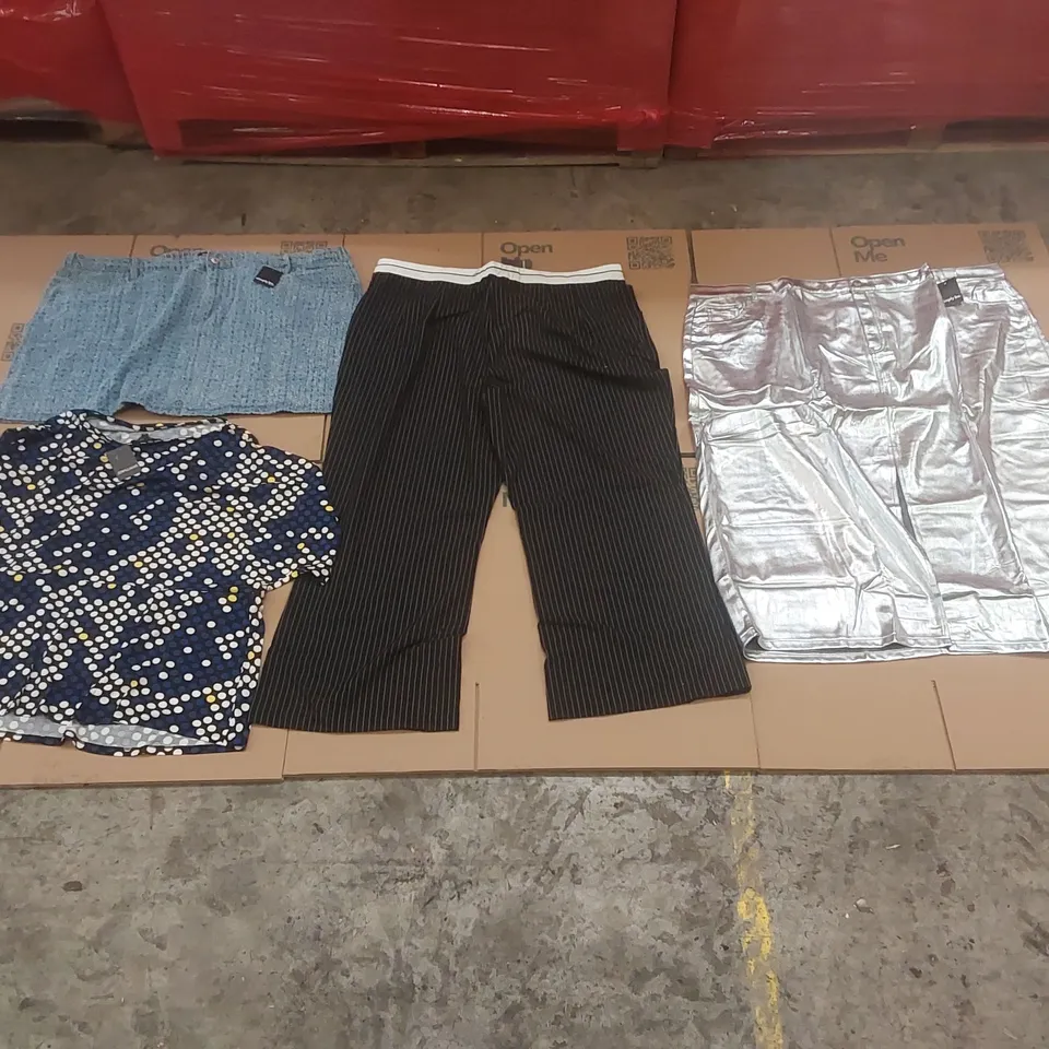 PALLET CONTAINING APPROXIMATELY 250x BRAND NEW ASSORTED DESIGNER CLOTHING ITEMS INCLUDING: SIMPLY BE SKIRTS, SIMPLY BE TROUSERS, JD WILLIAMS TOPS ECT