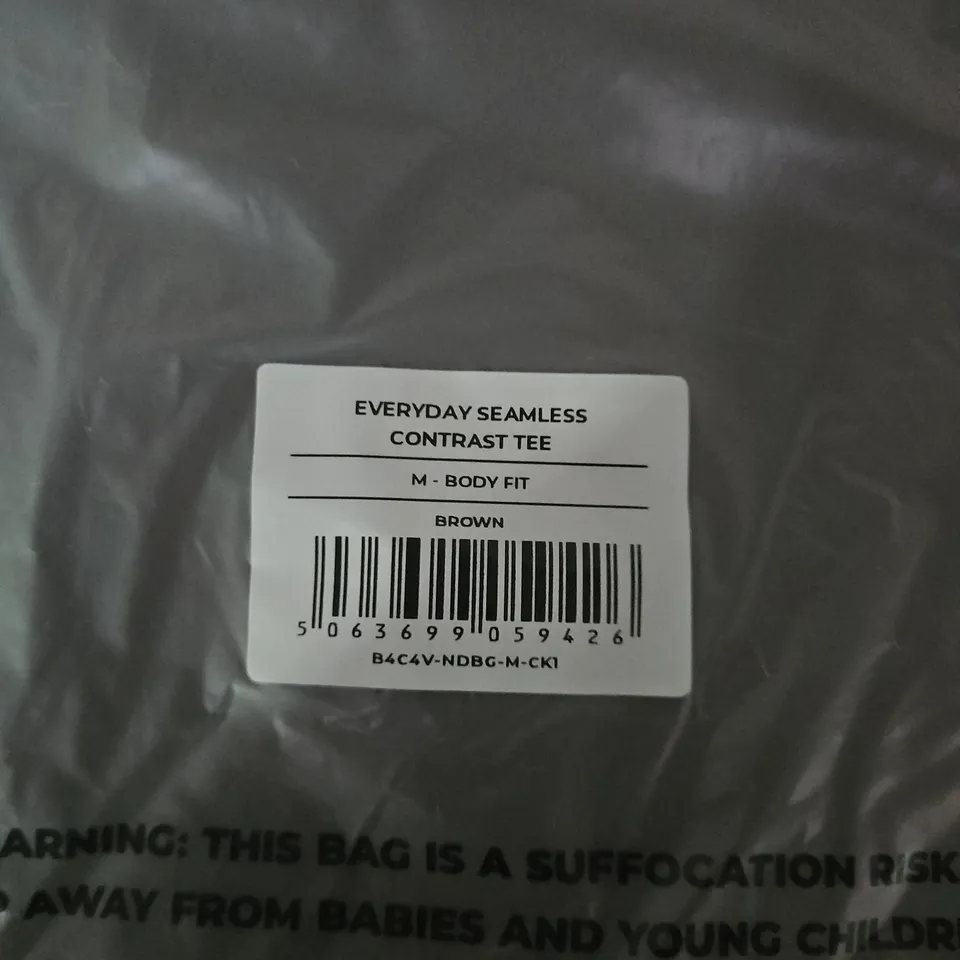 BAGGED GYMSHARK EVERYDAY SEAMLESS CONTRAST TEE – M BODY FIT – BROWN