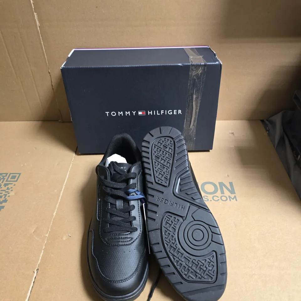 BOXED TOMMY HILFIGER BLACK TRAINERS - UK SIZE 8 