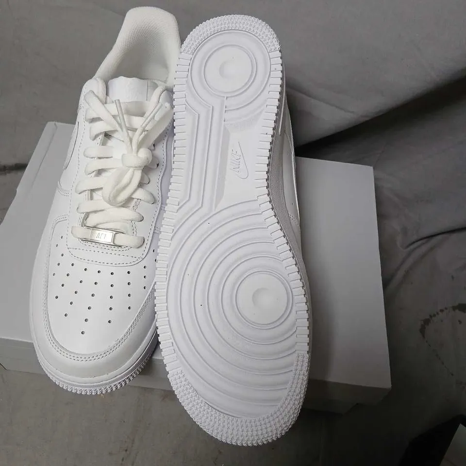 NIKE AIR FORCE 1 '07 WHITE SNEAKERS SIZE 10