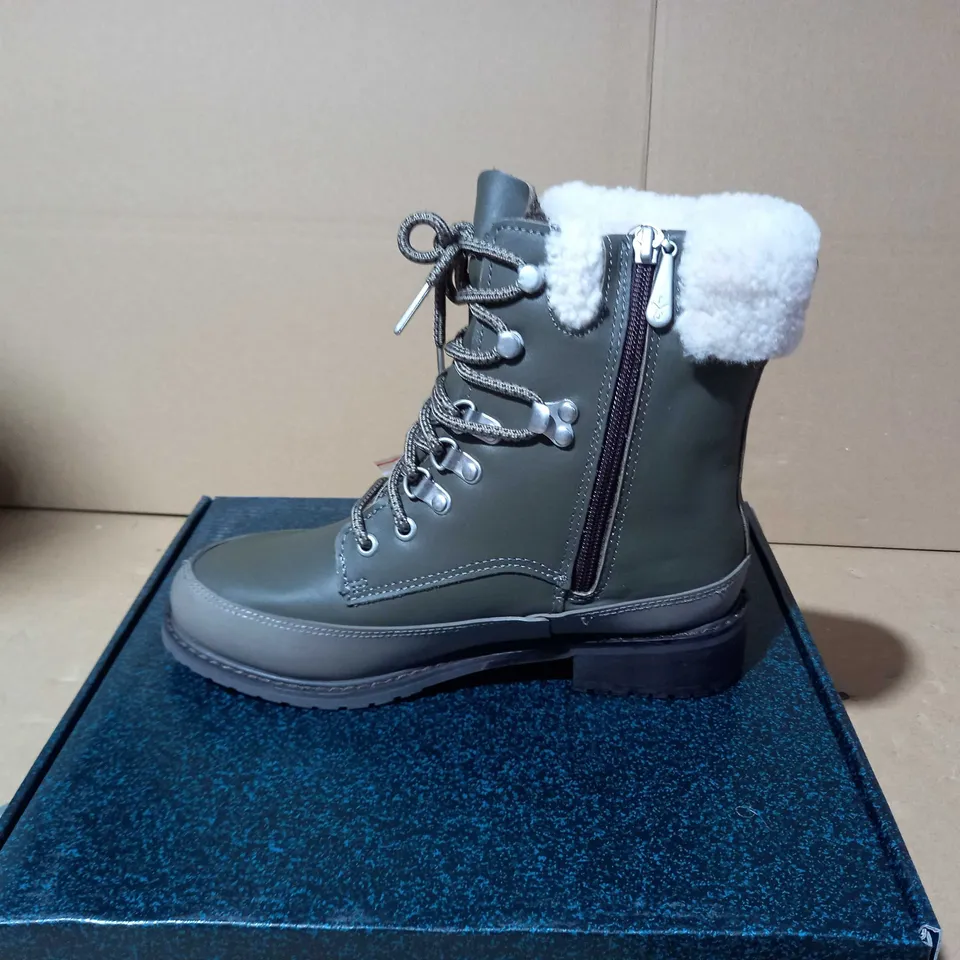 BOXED PAUR OF EMU OKAB FAUX LEATHER BOOTS IN DARK OLIVE UK SIZE 5