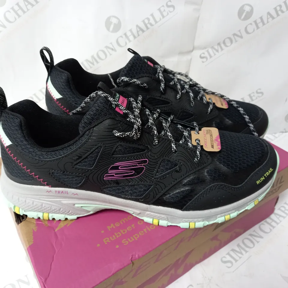 BOXED SKECHERS PURE ESCAPE TRAINERS, BLACK/MINT SIZE 8